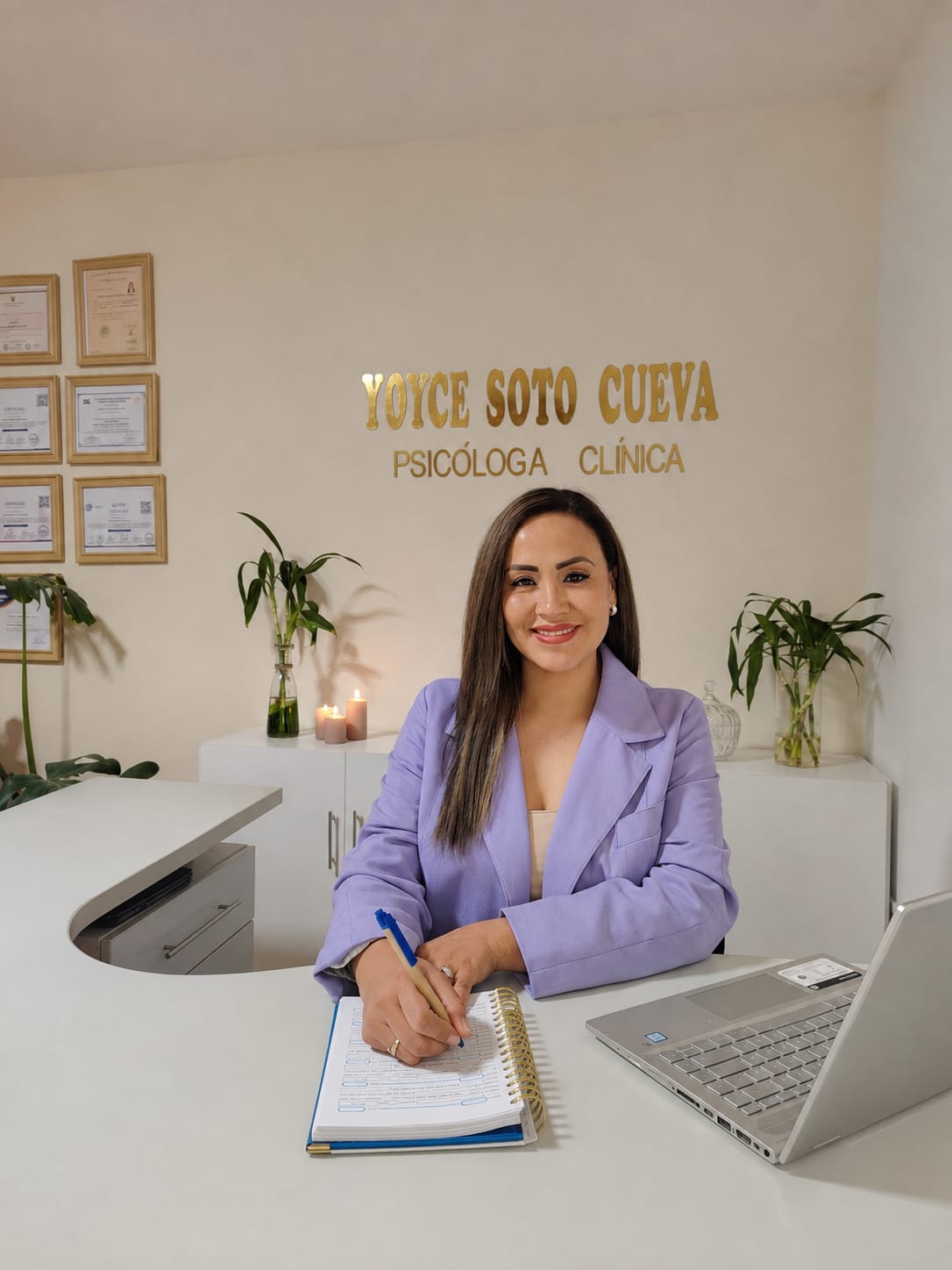 Yoyce Soto, psicóloga clínica, sonriendo en su consultorio de Huancayo